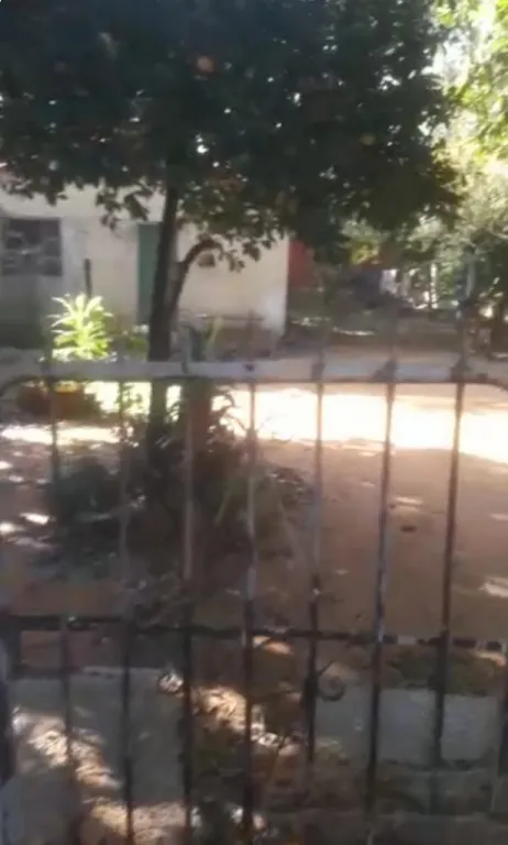 VENDO PARA INVERSIÓN TERRENO CON CASA PARA REMODELAR — foto 2