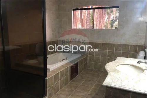 RESIDENCIA EN BARRIO MBURUCUYA - 3 SUITES — foto 3