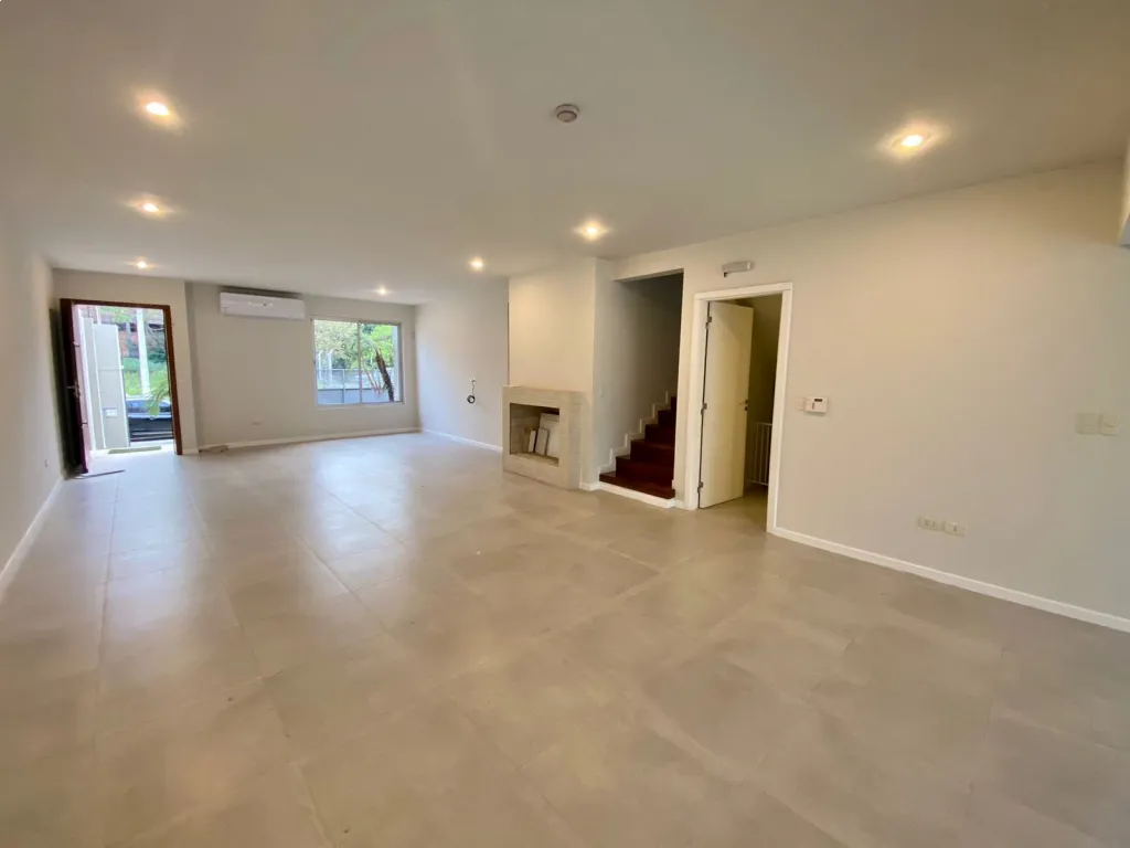 HERMOSA CASA PAREADA A LA VENTA, 4 DORMITORIOS EN SUITE. — foto 2