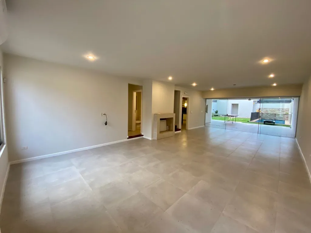 HERMOSA CASA PAREADA A LA VENTA, 4 DORMITORIOS EN SUITE. — foto 3