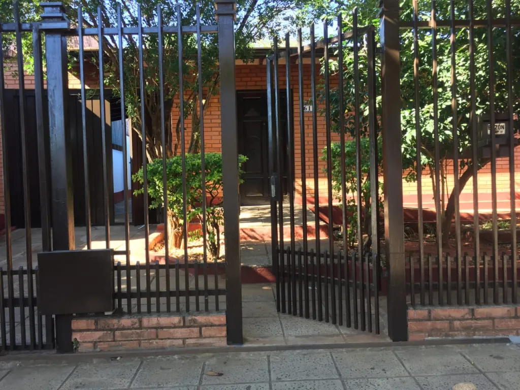 HERMOSO CHALET ZONA 4 MOJONES - DEFENSORES DEL CHACO - YACARÉ VALIJA — foto 3