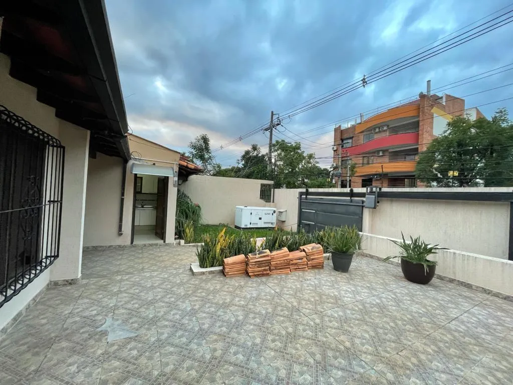 VENDO CASA EN UNA PLANTA - EN BARRIO MBURICAO — foto 2