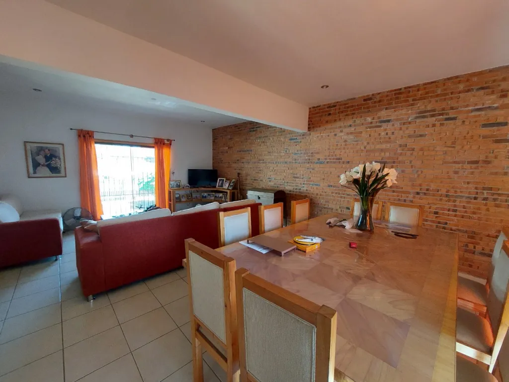 EN VENTA RESIDENCIA DE 3 PLANTAS EN LOS LAURELES — foto 2