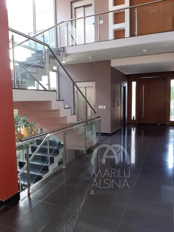 EXCLUSIVA RESIDENCIA EN VENTA CON DISEÑO DE VANGUARDIA Y ASCENSOR ZONA MBURUCUYÁ — foto 2