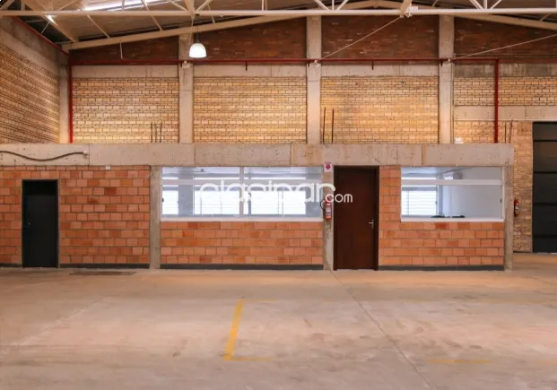 Importante depósito de 740 M2 zona Artigas y Santísima Trinidad — foto 2