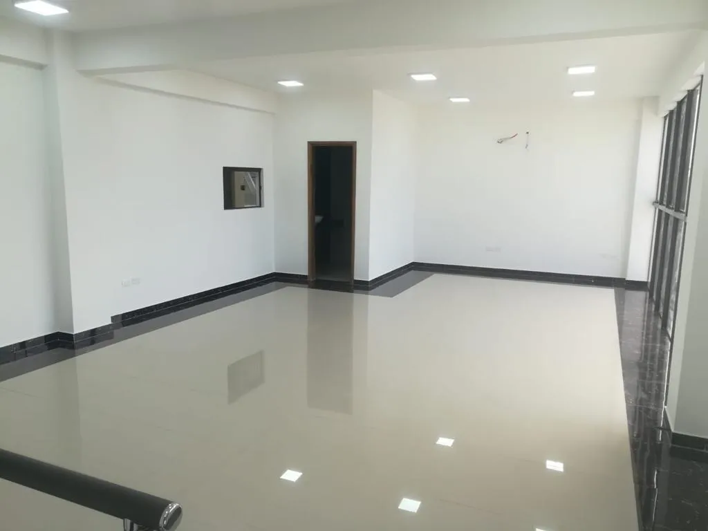LAMBARÉ: IMPECABLE DEPOSITO C OFICINAS, EXCELENTE UBICACIÓN, 735M2 – 18.000.000 GS. — foto 2