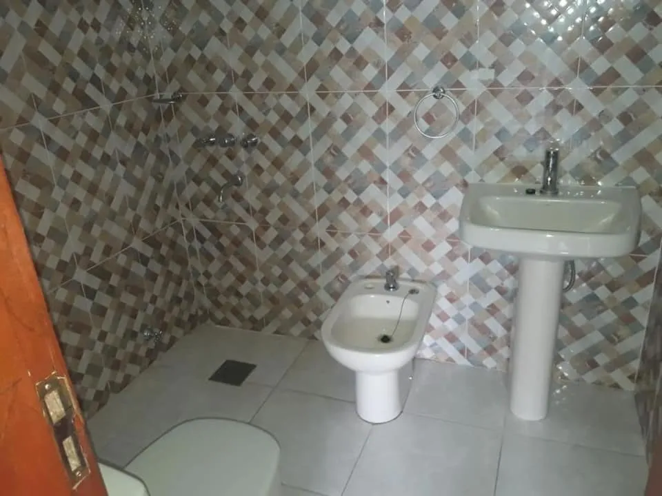 VENDO HERMOSO DUPLEX EN LAMBARE ZONA DEL YACHT COD 2725 — foto 3