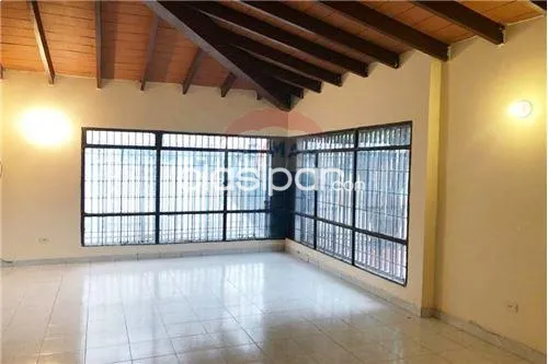 AMPLIA CASA CON PATIO EN CIUDAD NUEVA — foto 2