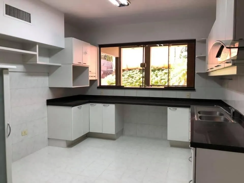 CARMELITAS – ASA: ELEGANTE RESIDENCIA, 3 NIVELES, 3 DORMIT, JARDÍN, PISCINA, 1.850 USD. — foto 2
