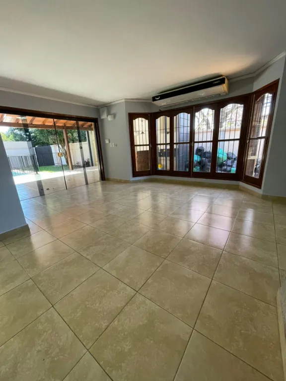 CARMELITAS: ELEGANTE RESIDENCIA, 4 SUITES, JARDÍN, PISCINA, 2.000 USD. — foto 2