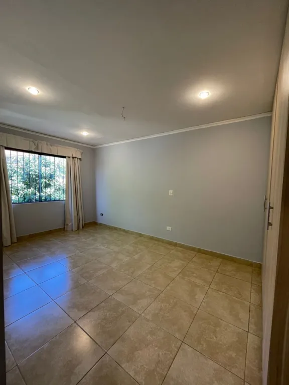 CARMELITAS: ELEGANTE RESIDENCIA, 4 SUITES, JARDÍN, PISCINA, 2.000 USD. — foto 3