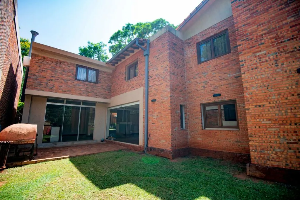 Vendo Residencia en Barrio Cerrado en San Lorenzo - Villa del Parque — foto 2