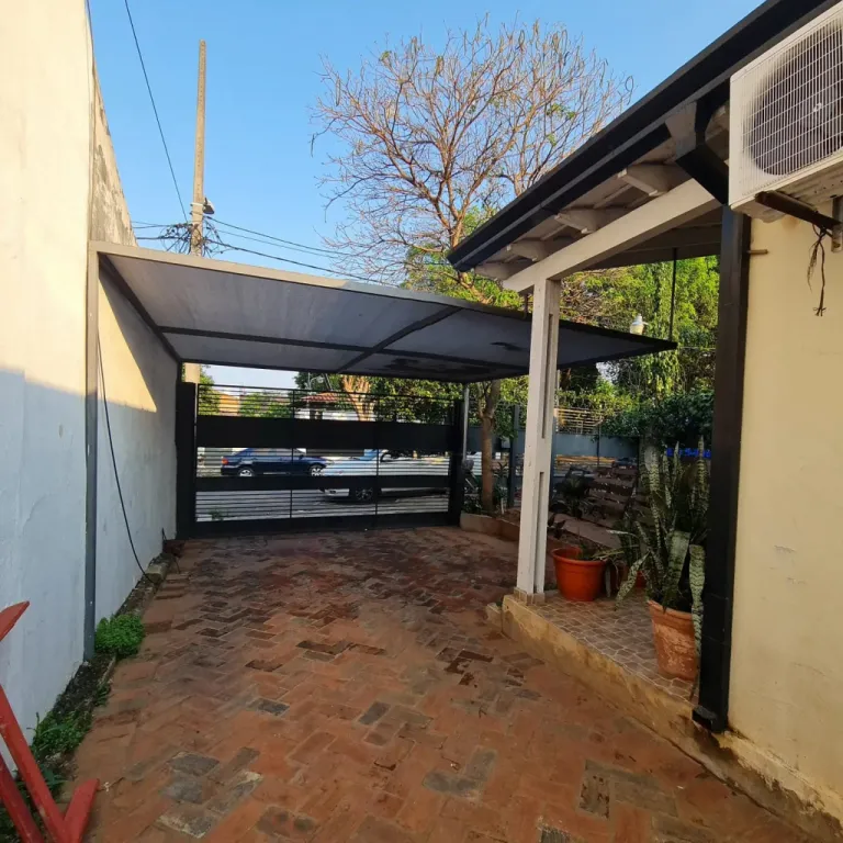 CASA CERCANO AL CENTRO COMERCIAL DE VILLA MORRA. Calle Cruz del Defensor. 300 Metros Cuadr — foto 2