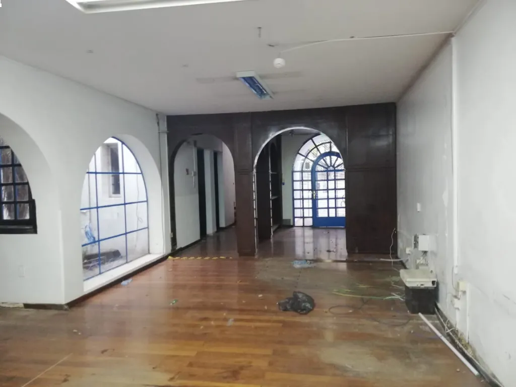 Casa de 8 ambientes sobre la Avenida Mariscal López, zona colegio Las Teresas — foto 2
