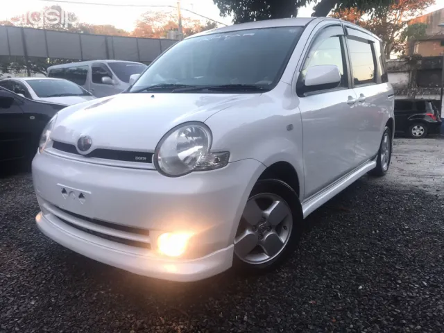 Toyota Sienta 2004 — foto 4