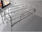 CAMA HOSPITALARIA,MESITA DE ALIMENTACIÓN,BIOMBO DE TRES CUERPOS,SILLA SANITARIA