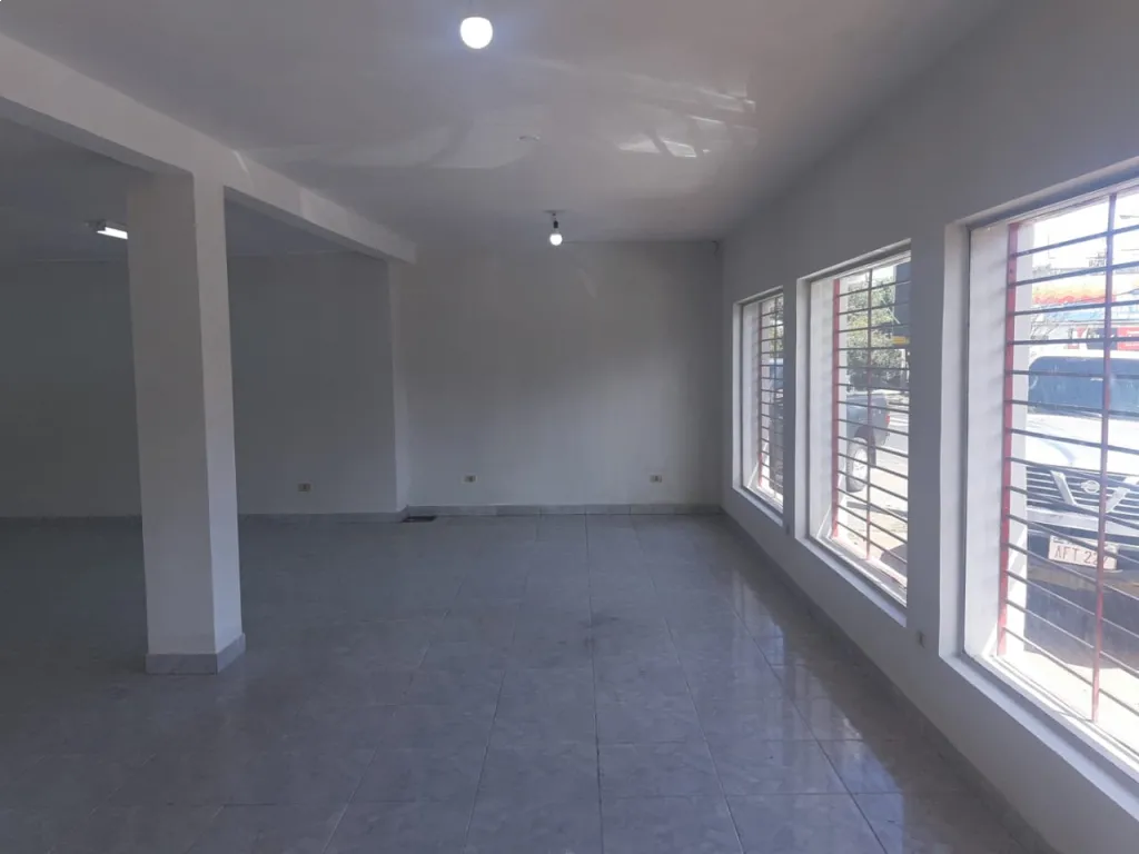 ALQUILAMOS IMPORTANTE LOCAL COMERCIAL CON ESTACIONAMIENTO - ZONA ABASTO — foto 3