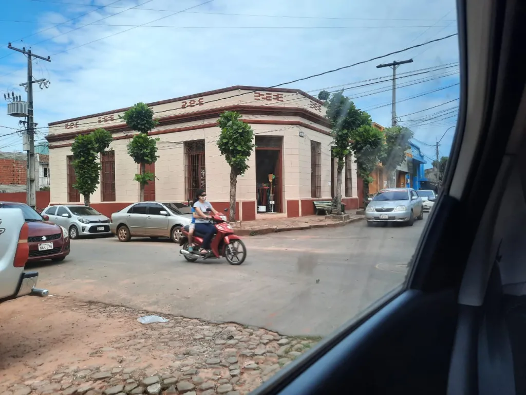 Alquilo salón comercial en frente a terminal de ómnibus,mercado 2 (Villarrica) — foto 2