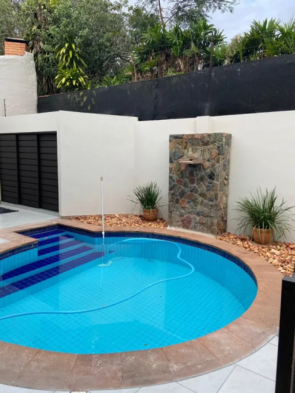 📍OFERTO HERMOSA RESIDENCIA CON PISCINA EN EL B° MBURUCUYÁ! — foto 2