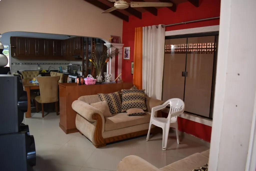 Mariano Roque Alonso Vendo Hermosa casa a 200 metros del asfalto B. Defensores del Chaco — foto 3