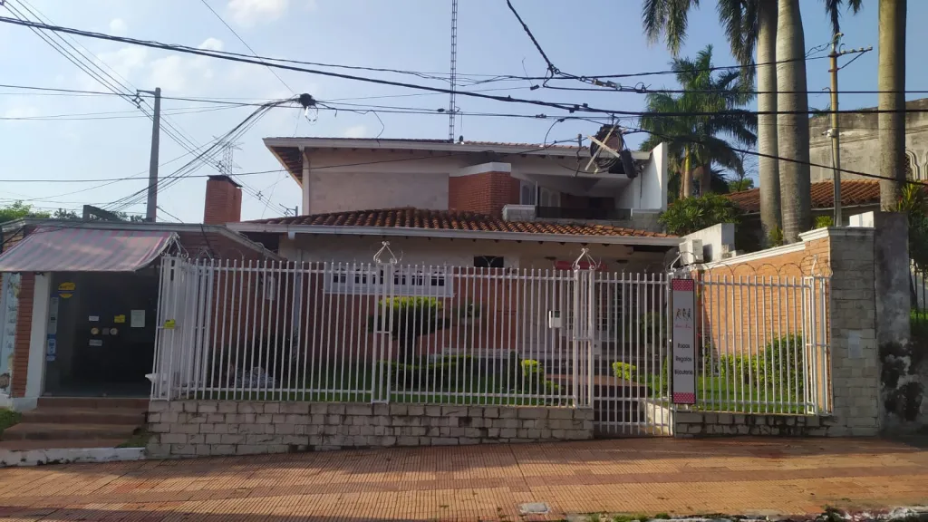 VENDO CASA EN ESQUINA SOBRE AV CARLOS A. LOPEZ — foto 2