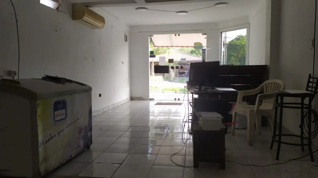 VENDO CASA EN ESQUINA SOBRE AV CARLOS A. LOPEZ — foto 3