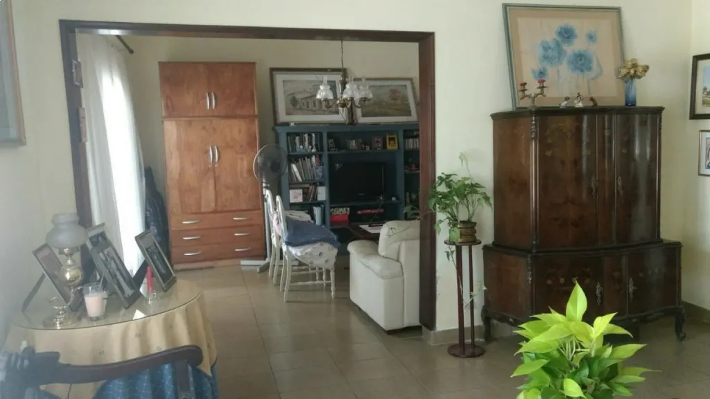 VENDO HERMOSA CASA EN ESQUINA EN BARRIO MARISCAL LÓPEZ A UNA CUADRA DE LA QUINTA SAN JOSÉ — foto 3