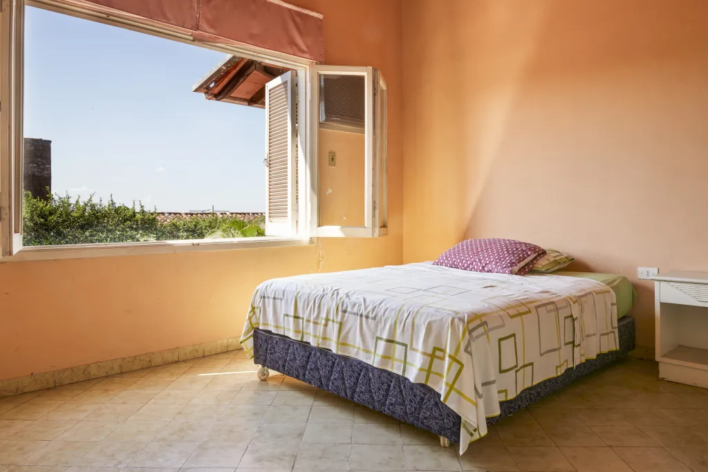 VENDO AMPLIA CASA CON 6 DORMITORIOS EN SAJONIA — foto 3