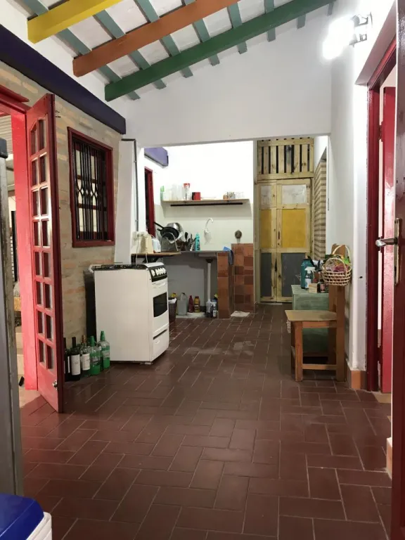 Vendo casa en Lambare, barrio Kennedy, a 2 cuadras de Avda. Cacique — foto 2