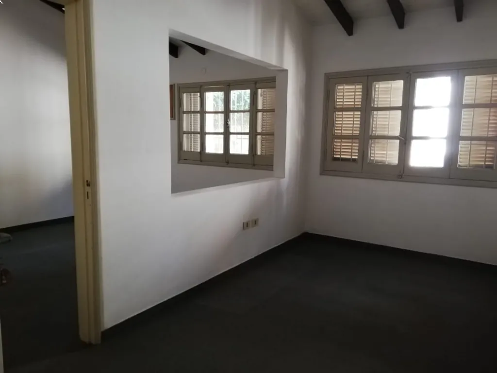 Casa u oficina de 6 dormitorios en barrio Mariscal López — foto 2