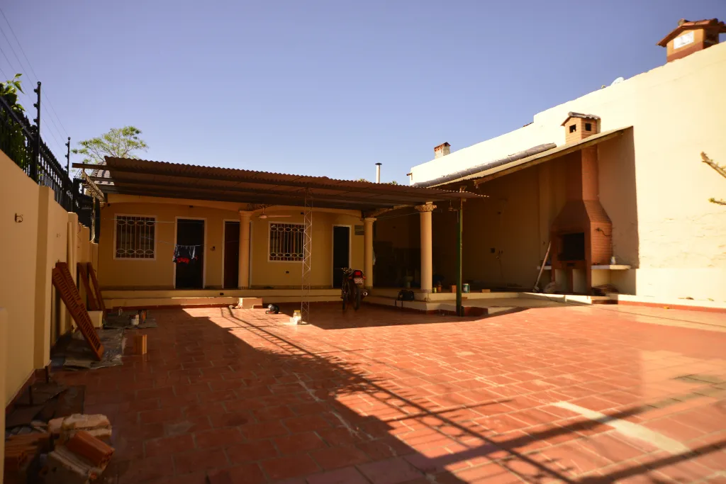 VENDO HERMOSA RESIDENCIA DE 07 HABITACIONES A 200 METROS DE LAGO REPUBLICA — foto 2