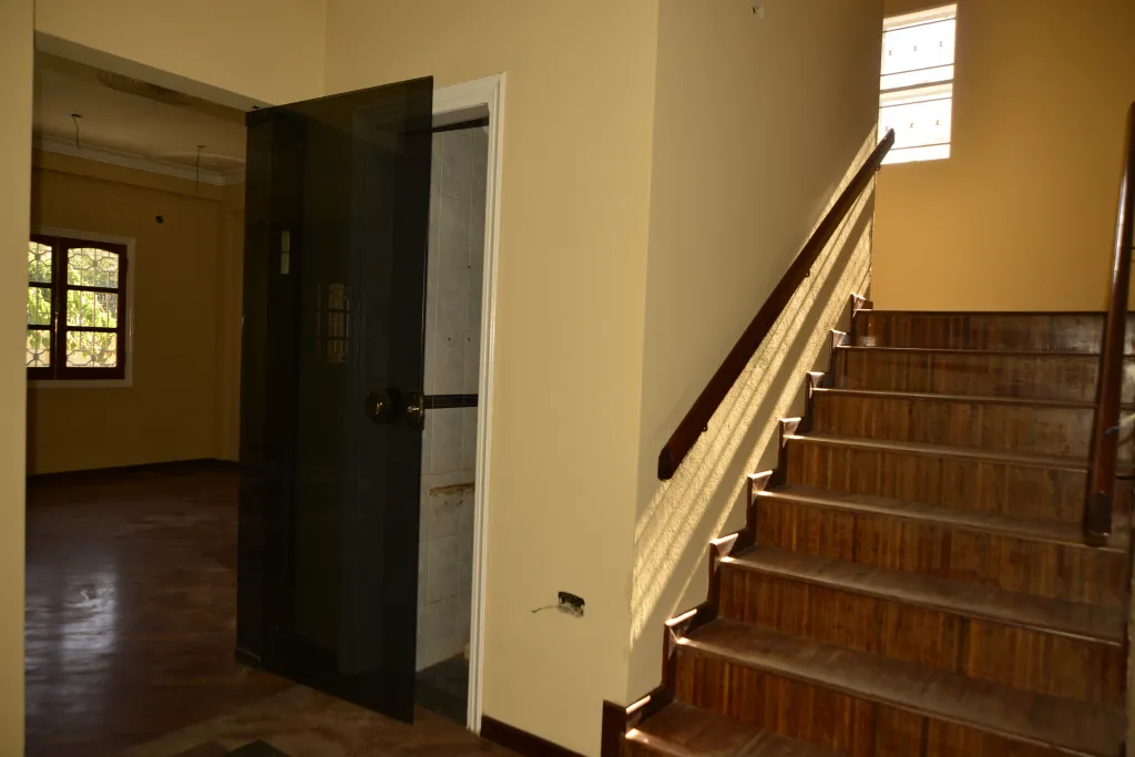 VENDO HERMOSA RESIDENCIA DE 07 HABITACIONES A 200 METROS DE LAGO REPUBLICA — foto 3
