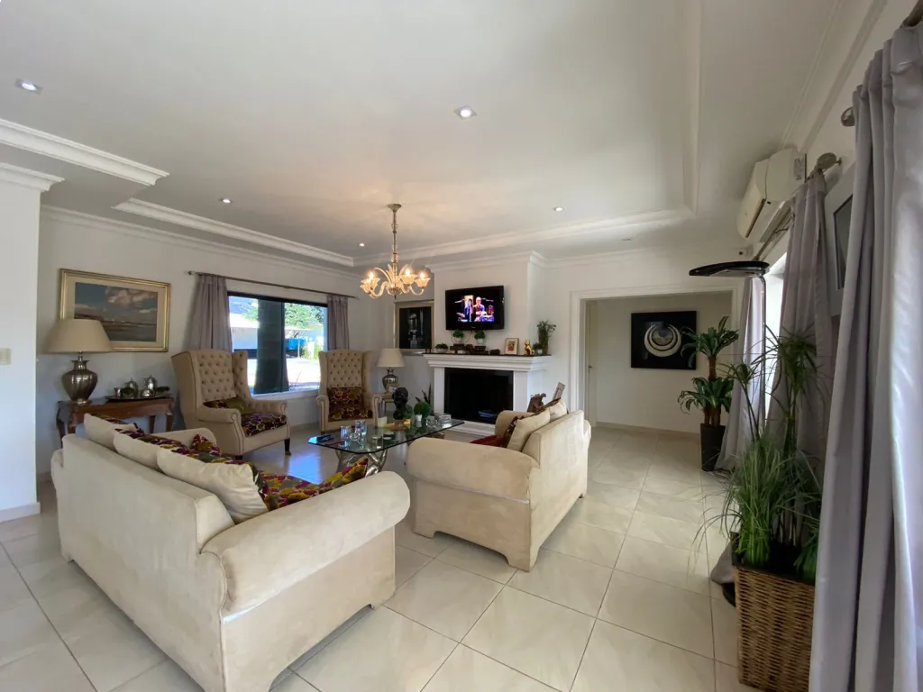 En venta amplia residencia en exclusivo condominio Montesol Luque — foto 3
