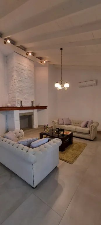 Vendo Amplia Residencia de 4 dormitorios en el Barrio Mburukuja. — foto 3