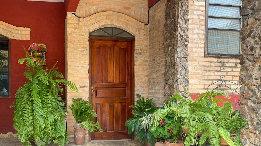 VENDO HERMOSA CASA EN SAJONIA FRENTE AL EX HOSPITAL DE CLÍNICAS — foto 2