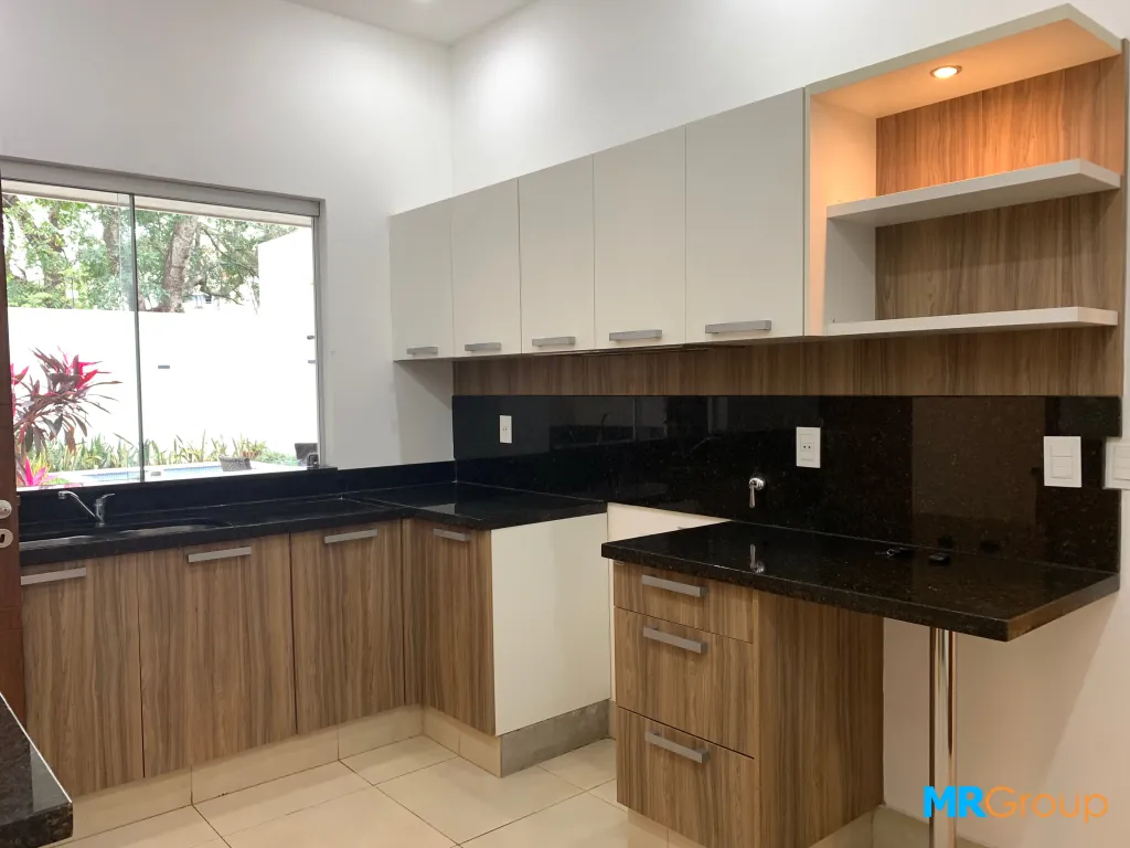AMPLIO DUPLEX CON PISCINA BO. MBURUCUYA!!! — foto 2