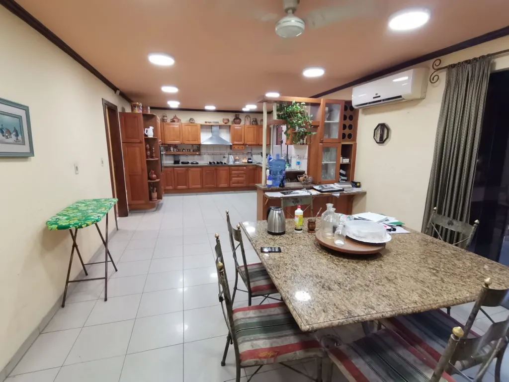 VENDO HERMOSA RESIDENCIA SOBRE AVDA. PERÓN — foto 3