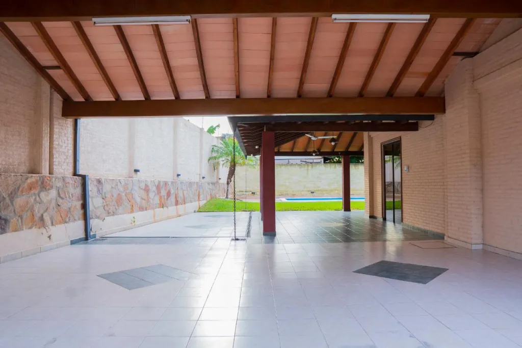 VENDO AMPLIA CASA EN LAMBARE — foto 3