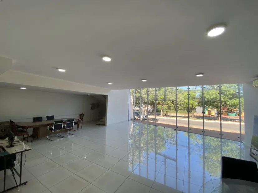 Showroom con oficinas + deposito en venta — foto 3