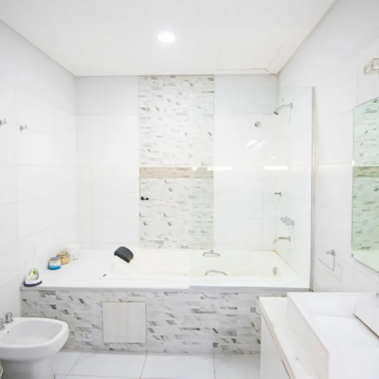 VENDO CASA MINIMALISTA DE 4 DORMITORIOS, A CUADRAS DE LA AVDA. FELIX BOGADO — foto 3