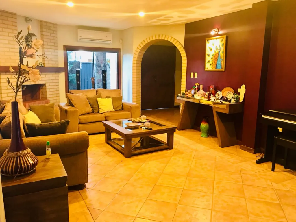 VENDO AMPLIA RESIDENCIA EN ESQUINA ZONA CONMEBOL — foto 2