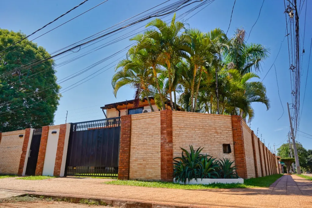 VENDO RESIDENCIA EN ESQUINA 4TO BARRIO LUQUE — foto 2