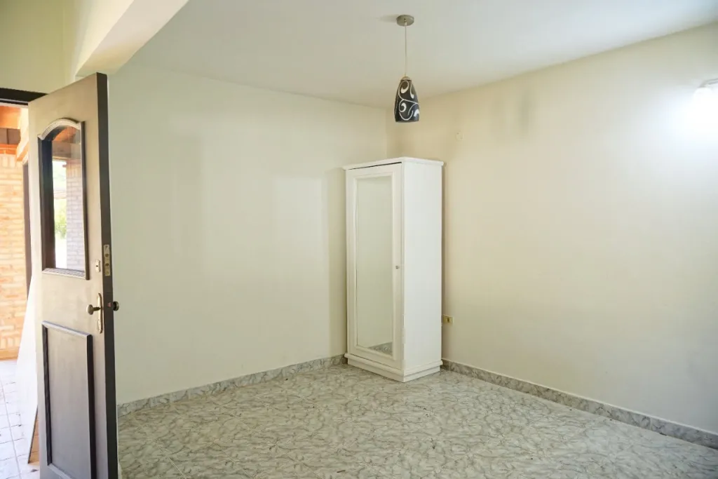 VENDO RESIDENCIA EN ESQUINA 4TO BARRIO LUQUE — foto 3