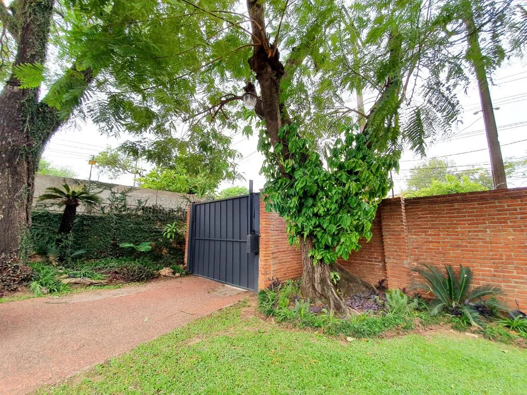 VENDO AMPLIA RESIDENCIA DE 1.500 M2 CON SALIDA A 2 CALLES ZONA JARDIN BOTANICO — foto 2