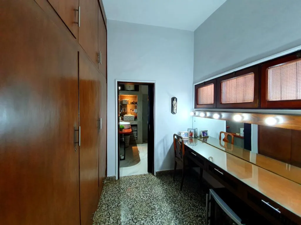 VENDO AMPLIA RESIDENCIA DE 1.500 M2 CON SALIDA A 2 CALLES ZONA JARDIN BOTANICO — foto 3
