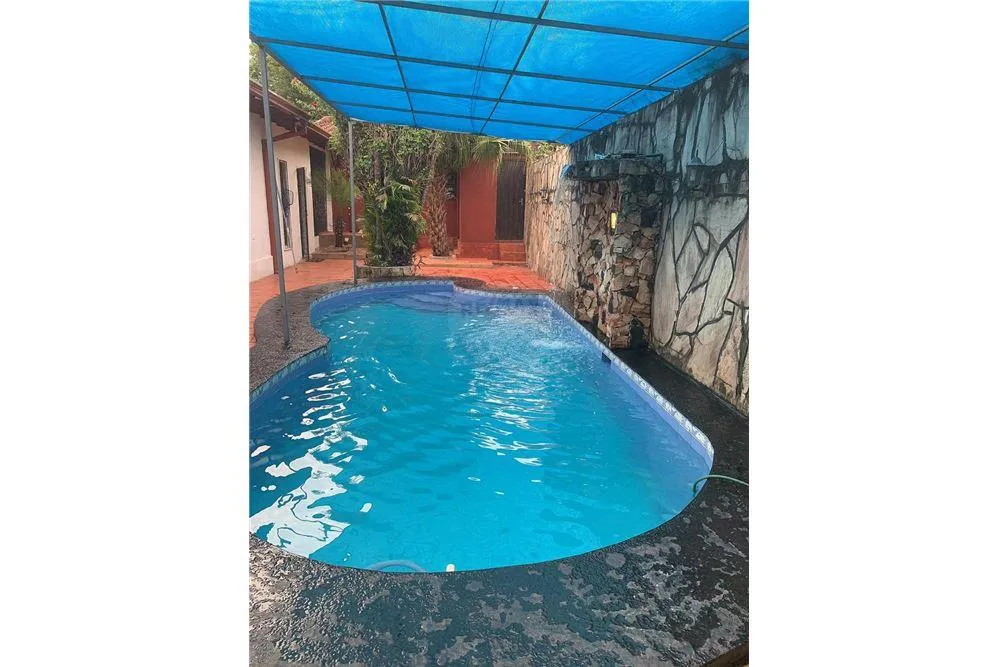 CASA CON PISCINA Y CHIMENEA EN SAN LORENZO! — foto 2