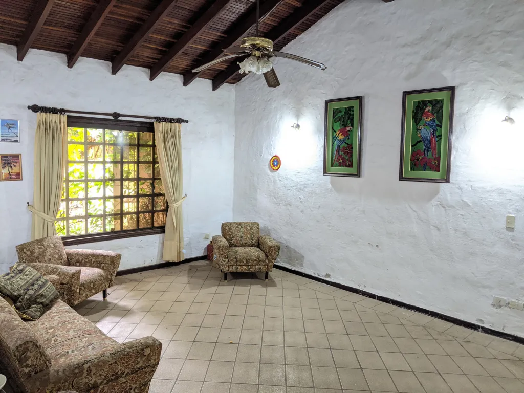 Amplia casa a refaccionar en Mburucuya — foto 2