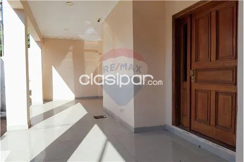 FINA Y AMPLIA CASA CON PISCINA A ESTRENAR EN SAN VICENTE — foto 2