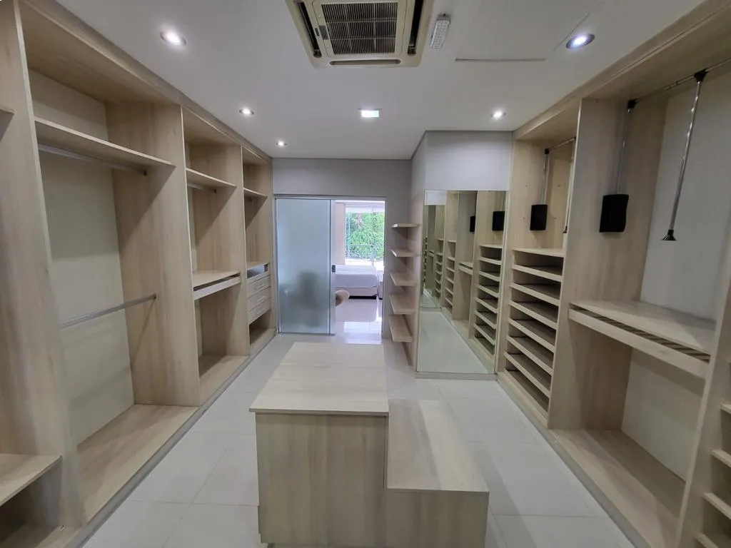 LUJOSA RESIDENCIA MINIMALISTA EN BARRIO HERRERA — foto 3