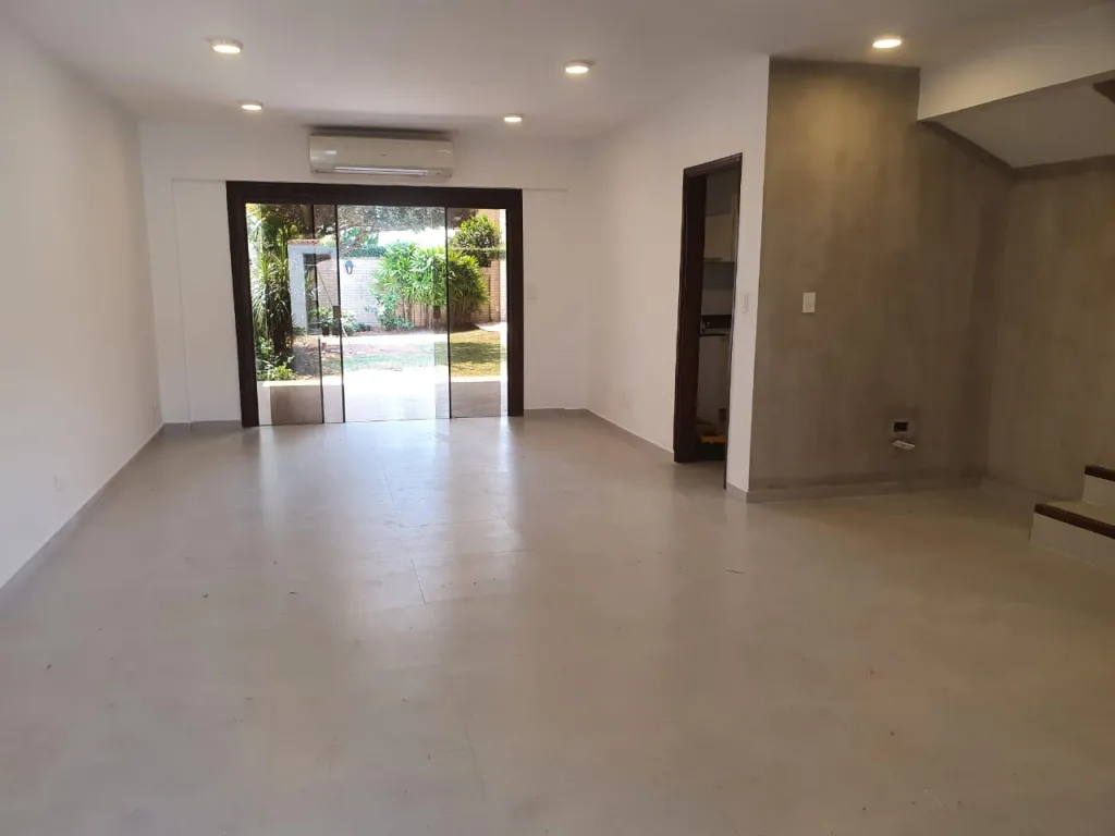 ALQUILO HERMOSA RESIDENCIA PARA VIVIENDA U OFICINA CON PISCINA. ZONA SANTA TERESA — foto 2
